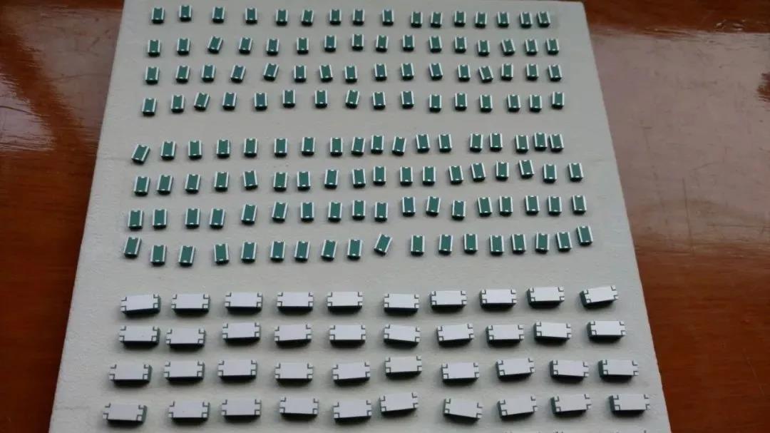 (a) SIW結(jié)構(gòu)濾波器實(shí)物照片；(b) SIW濾波器結(jié)構(gòu)示意圖；(c) 濾波器測試端口照片；(d) 實(shí)測結(jié)果與仿真結(jié)果對比