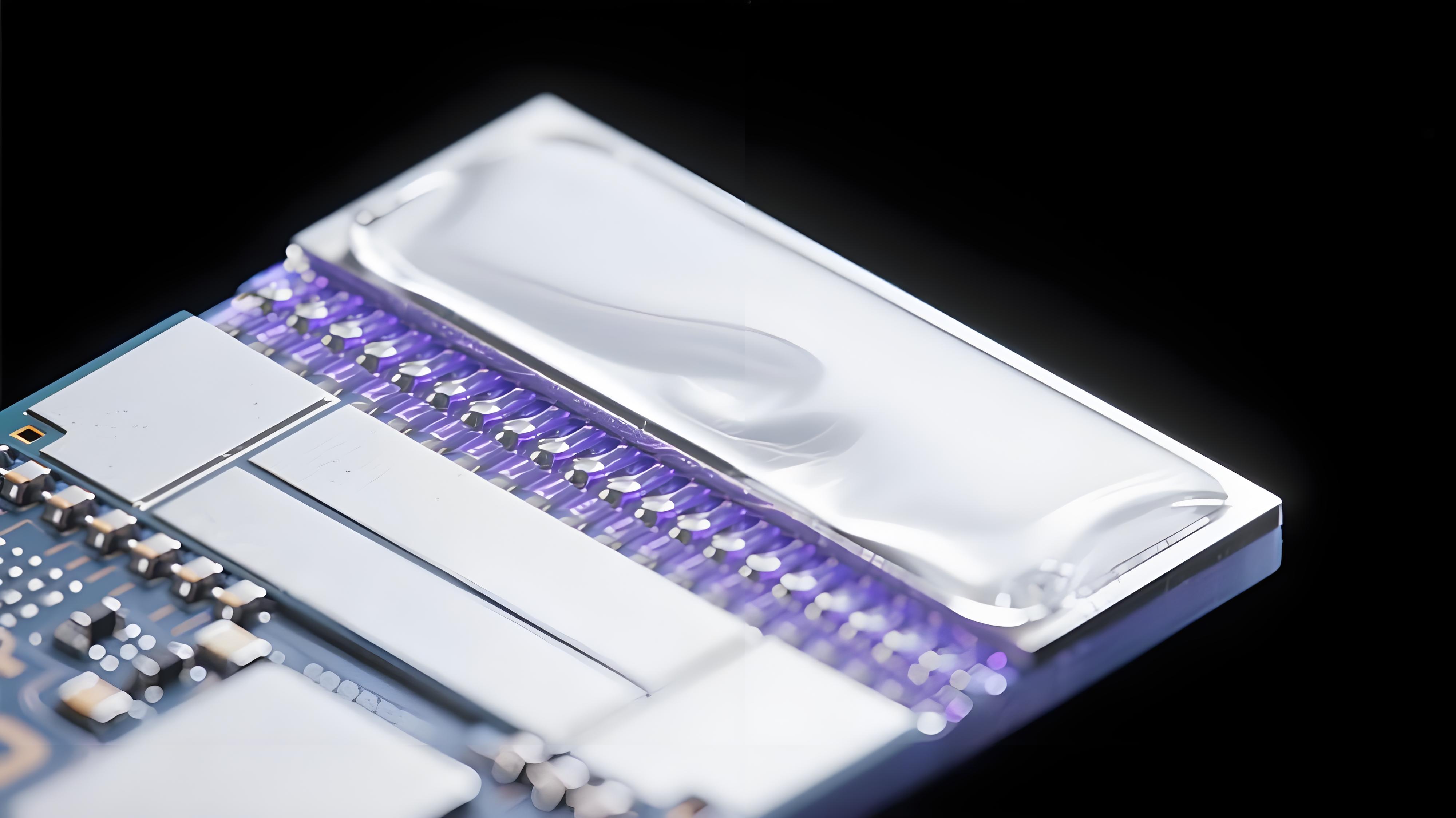 沉銀板分子自組裝單層(SAM)技術(shù)微觀特寫，展示銀層表面超薄疏水防護膜結(jié)構(gòu)